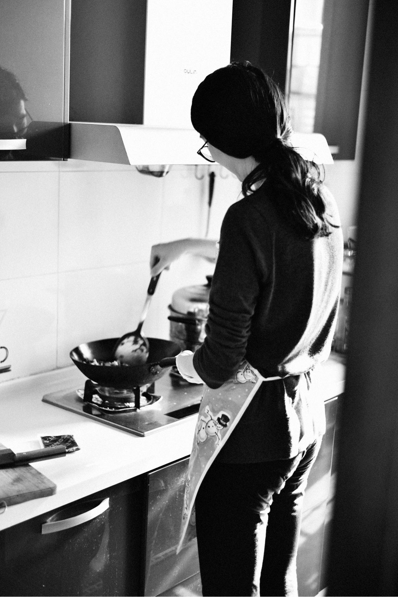从后面看女人在厨房做饭照片摄影图片_ID:337436071-Veer图库