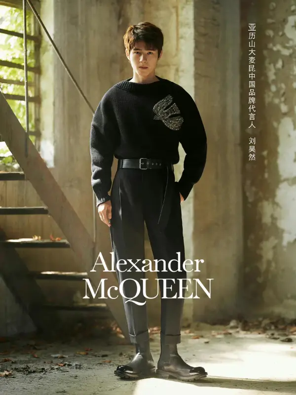 蝶讯网|跟随Alexander McQueen穿越天空之境，这场秀美炸！ - 知乎