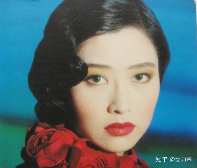 香港第一艳星叶玉卿,嫁人后生下两儿一女,如今55岁优雅老去