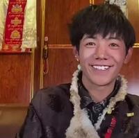 梦想与现实 想当赛马王子的藏族小伙丁真签约国企了