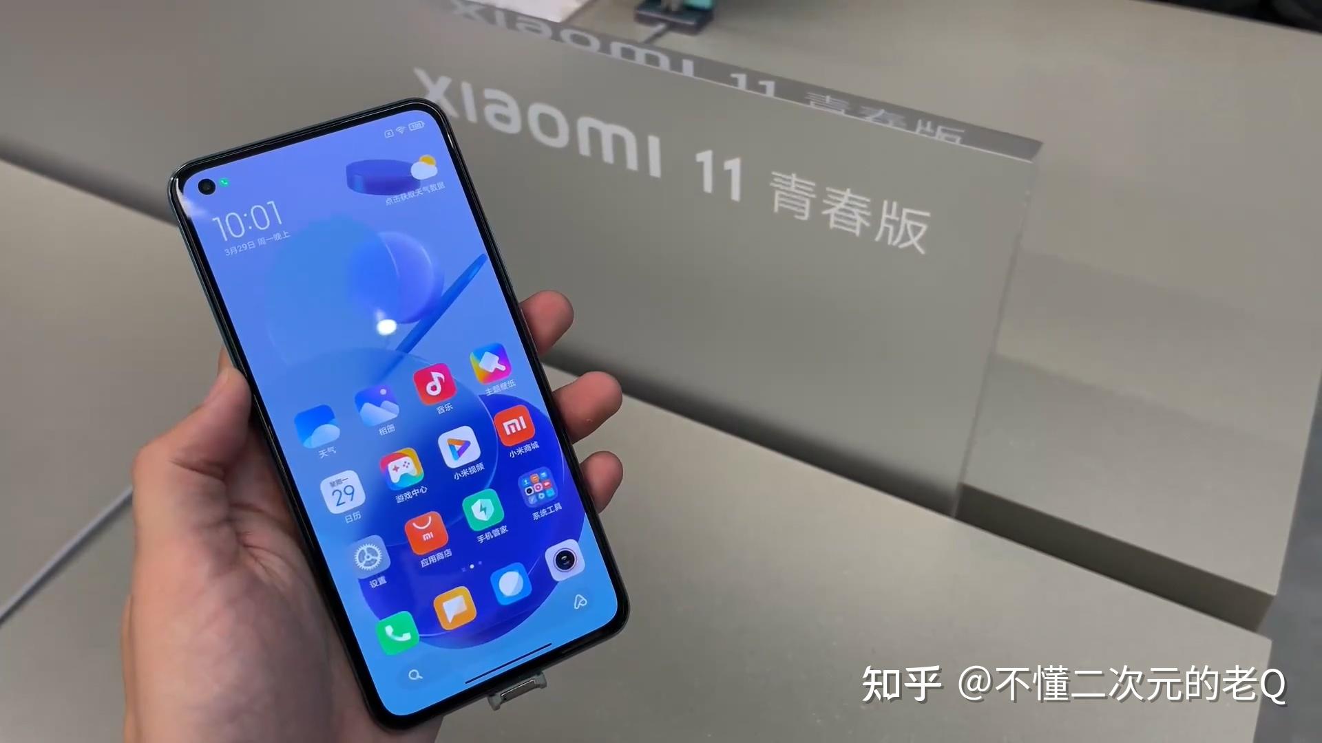 55英寸,材質為amoled,發佈會上沒有提到發光材料,想來沒有用到全新的e