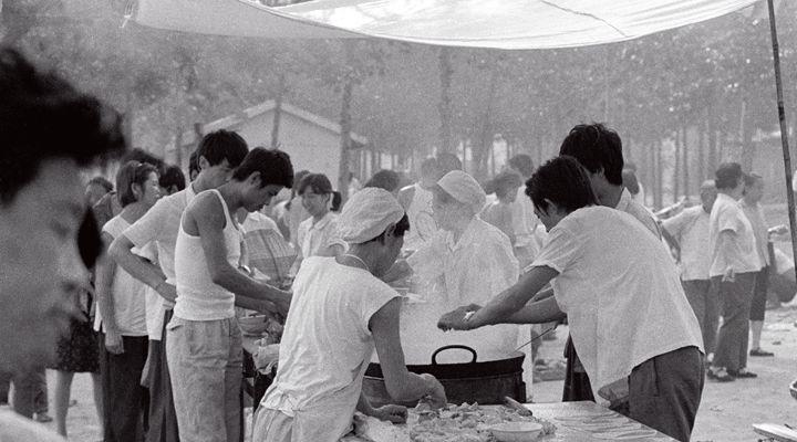 在八十年代,许多知识分子偷偷下海做点小生意,赚钱贴补家用.