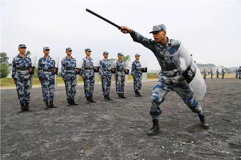我们的警卫战士就是这么帅不接受任何反驳
