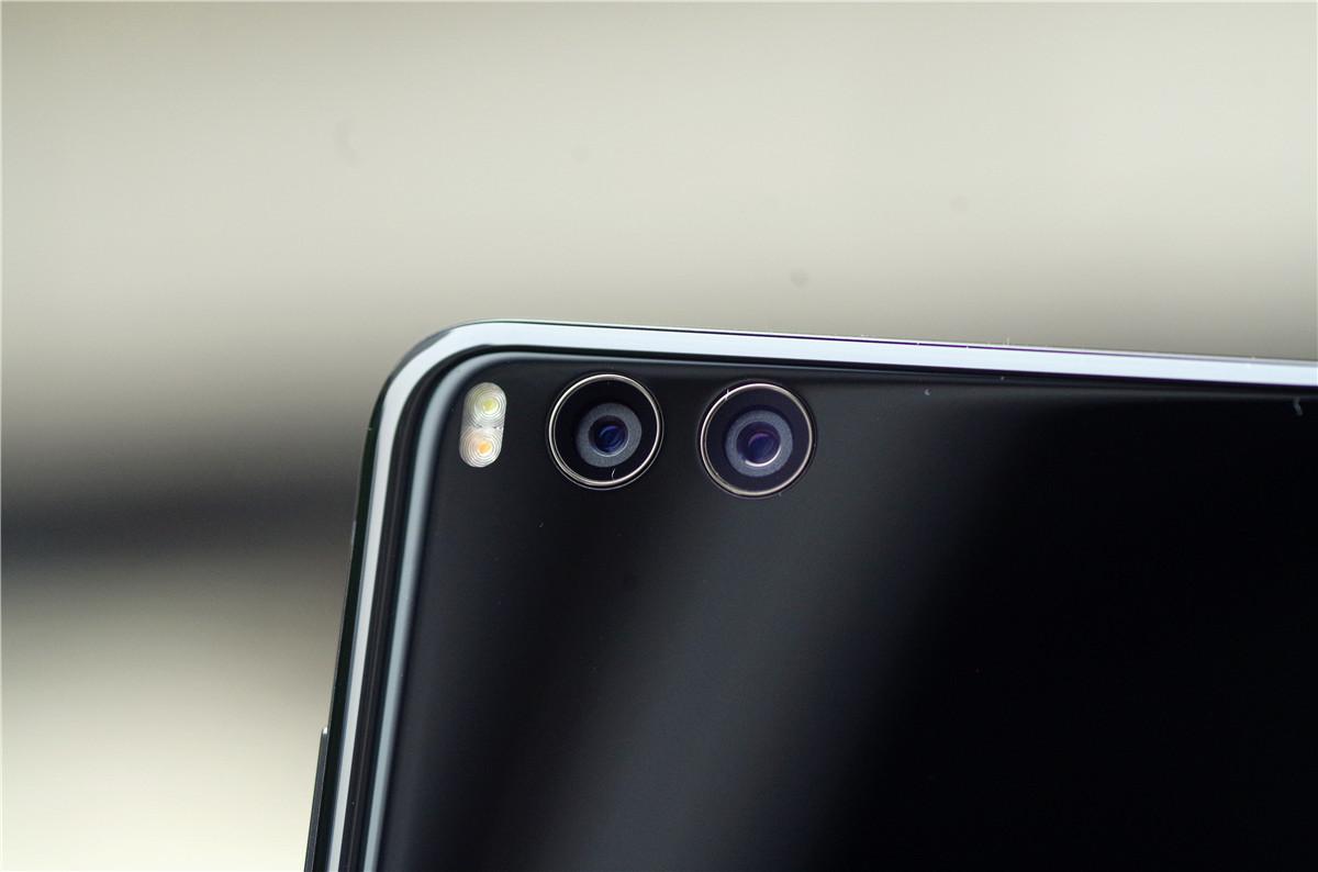 背后的主摄像头采用了双摄方案,由1200万像素广角摄像头 1200万像素