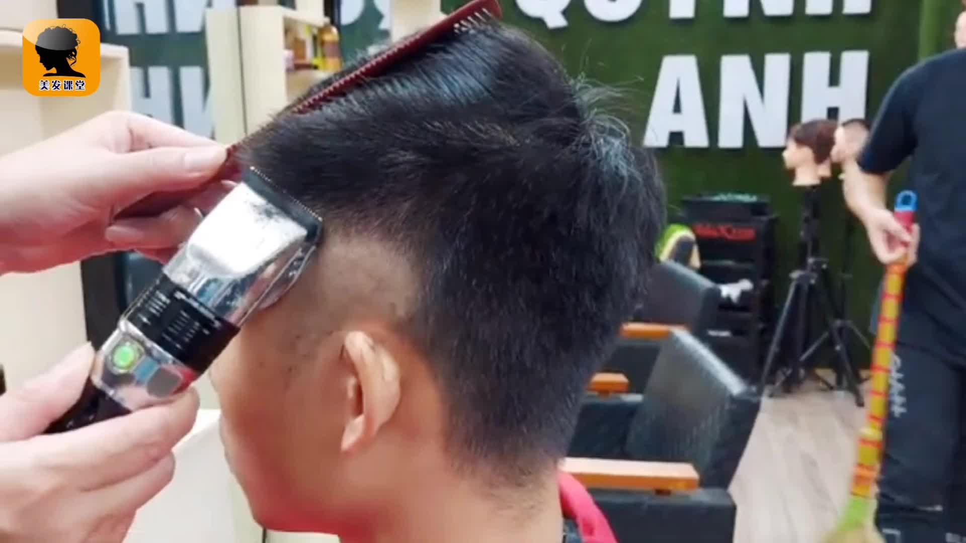 老师傅剪男生渐变发型,一把推子就够了,一看就是高手