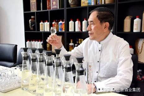 携手30余年历史国资委老酒厂及茅台镇白酒守艺人丁勇大师等资深酿酒