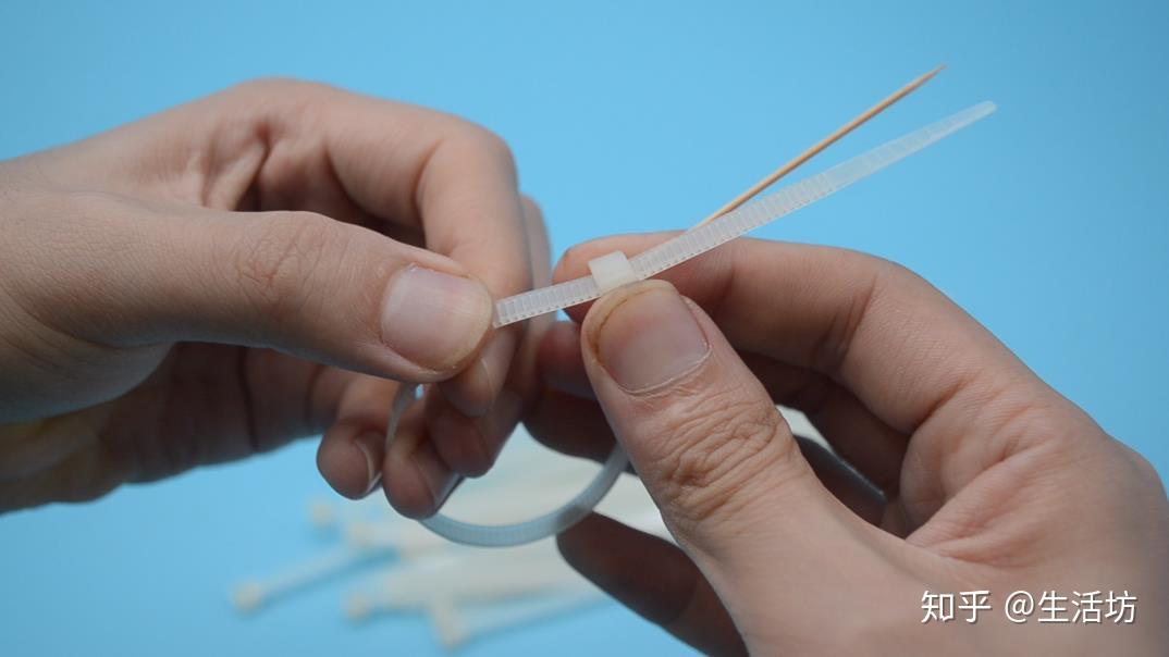 原来解开扎带这么简单用手碰一下这个地方1秒就解开真实用