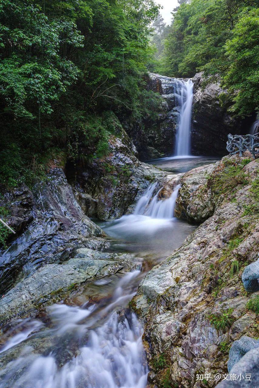 有"五绝三瀑",五绝:奇松,怪石,云海,温泉,冬雪;三瀑:人字瀑,百丈泉