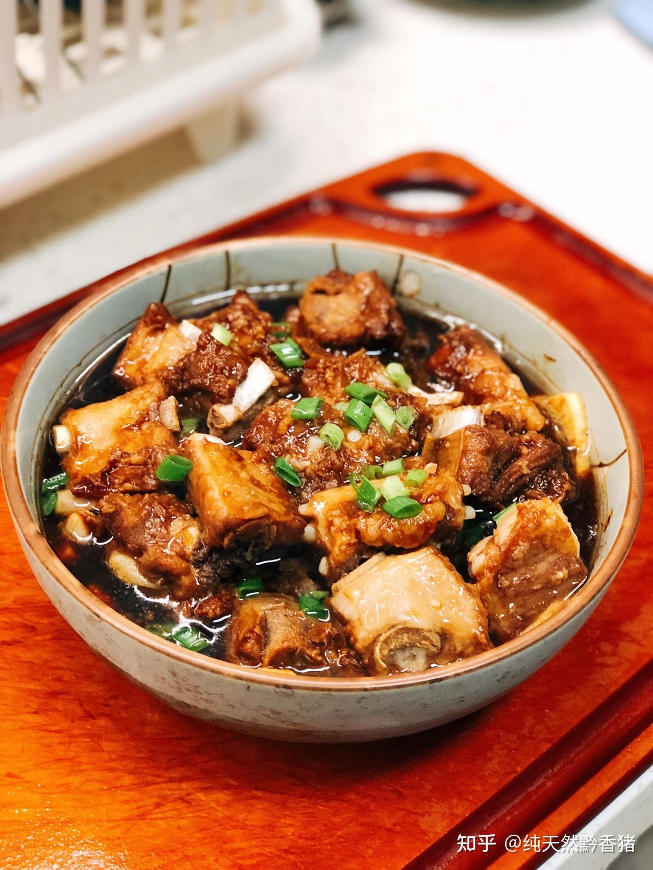 准备蒸碗将豆腐铺入碗底,放入腌制好的排骨,开水下锅蒸40分钟(这道菜