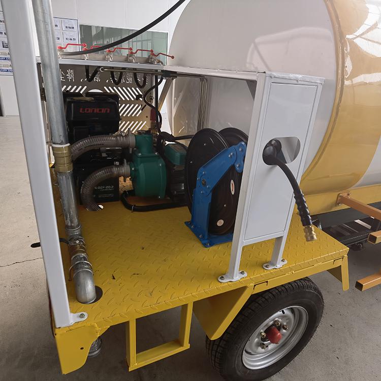 鲁环电动四轮高温高压冲洗车,解决市政环卫油污清洗难题