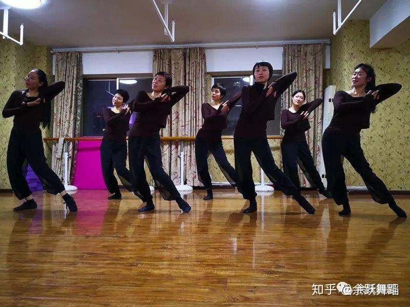 怎么坚持每天跳舞 v2-85d6631e3265d1a2cfbe71cbdaaa8e8b_r.jpg