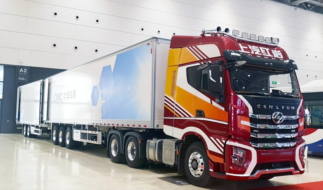 双挂车,其学名叫做双挂汽车列车,在标准的牵引车后方连续牵引两辆标准