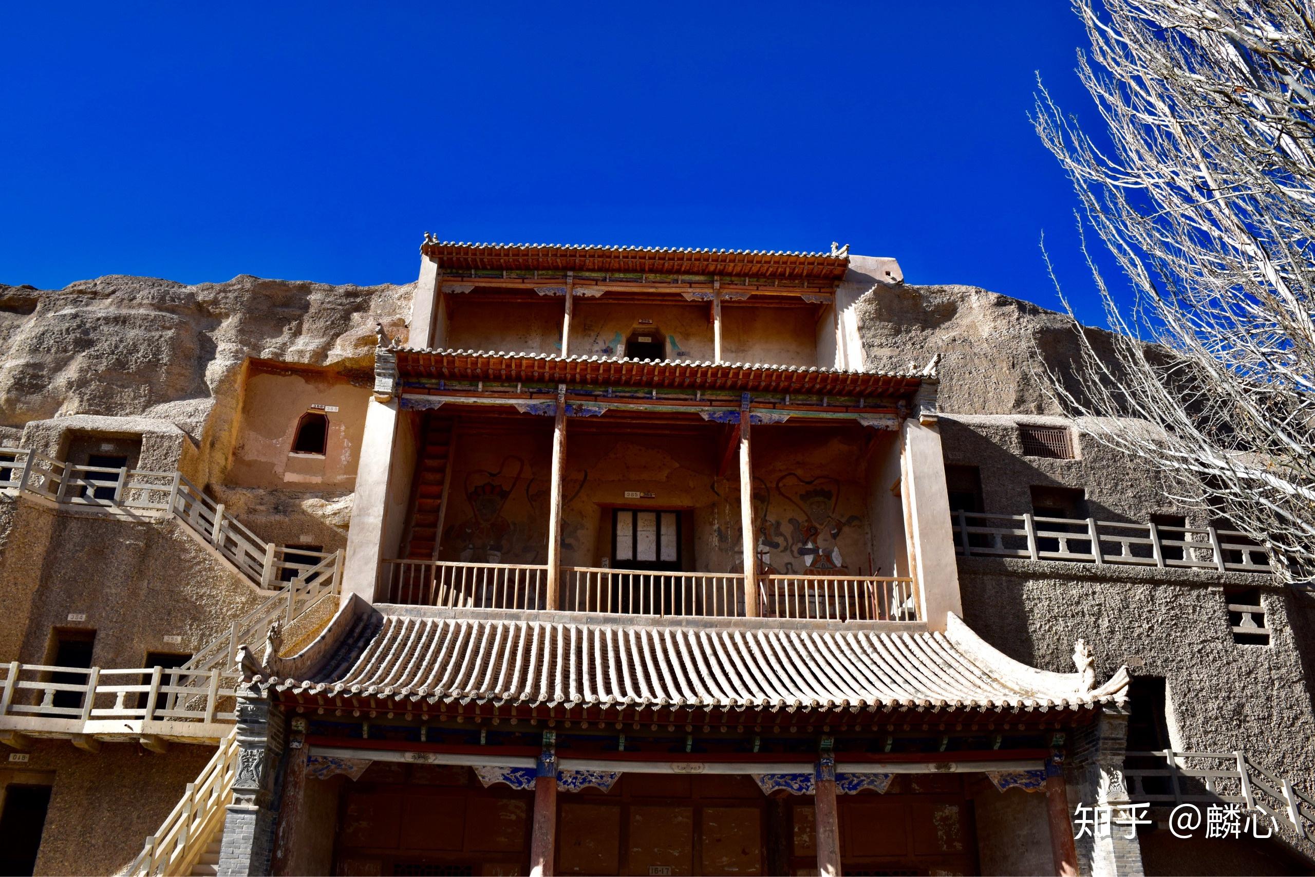 甘肃敦煌千年莫高鸣沙月牙