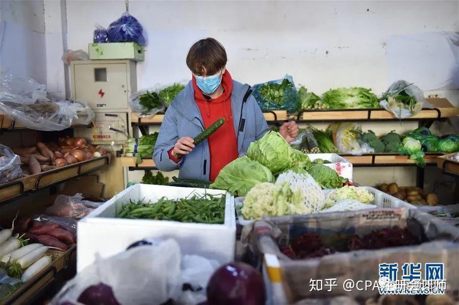 受疫情影响,他和女朋友留在北京的家中,过上了"宅"生活