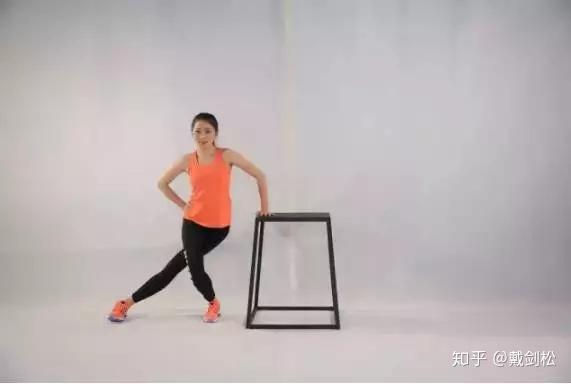 怎样拉伸小腿前面 v2-863b9f3e173911096e054b4987dca43f_r.jpg