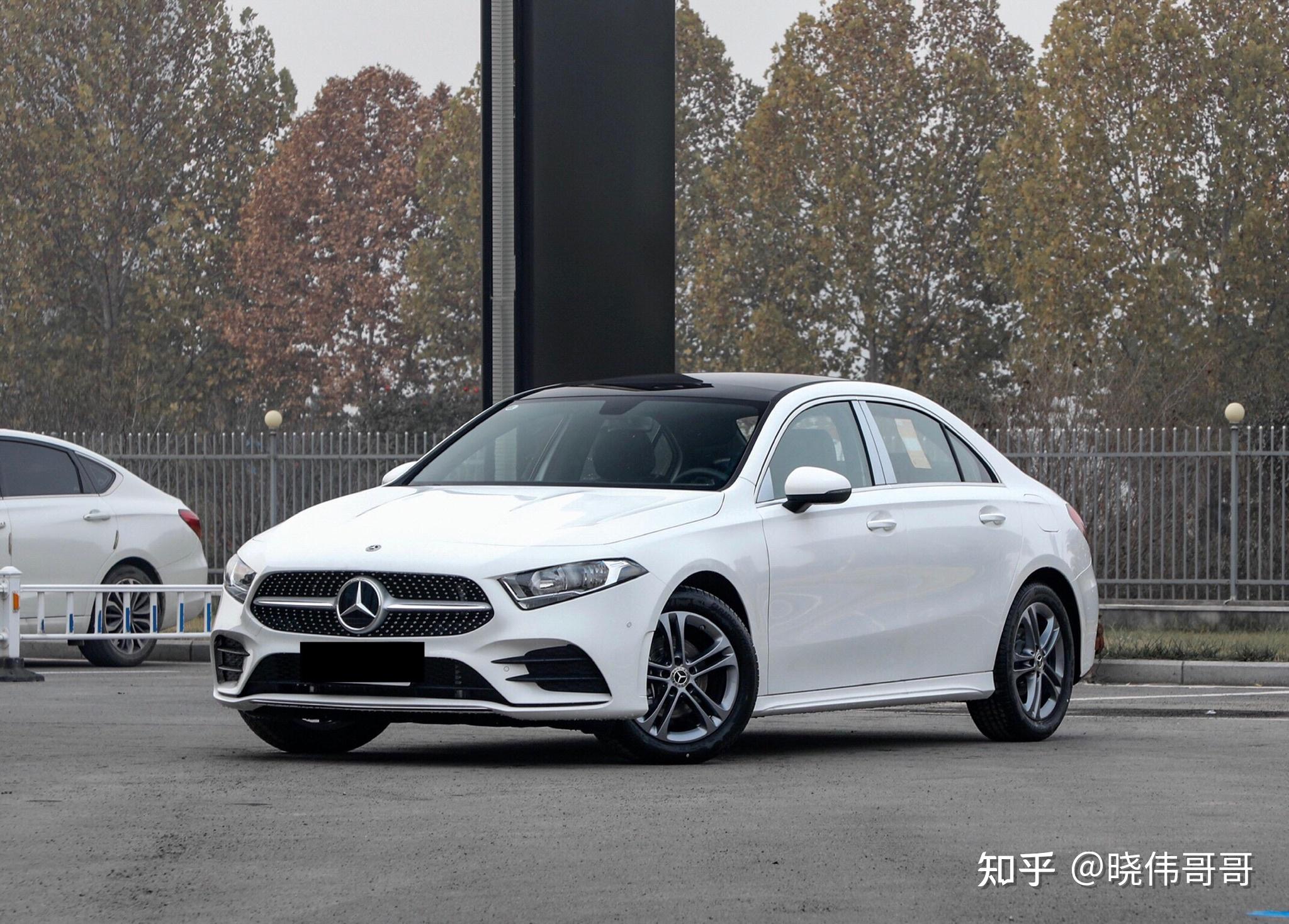 尤其是国内客户比较青睐的三厢轿车,与宝马和奥迪相比,奔驰三叉星的标