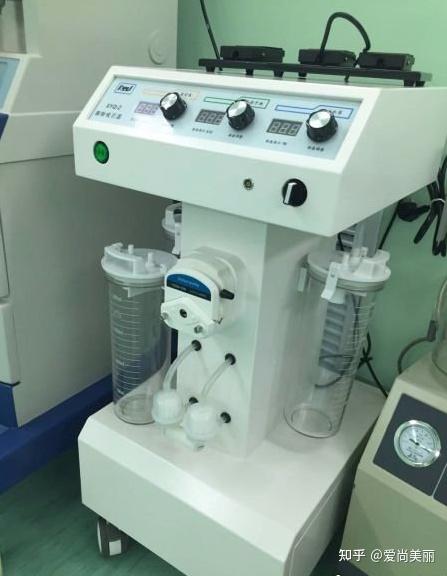 负压吸脂这是传统的一种吸脂方法,临床应用40余年,其原理是先注射肿胀