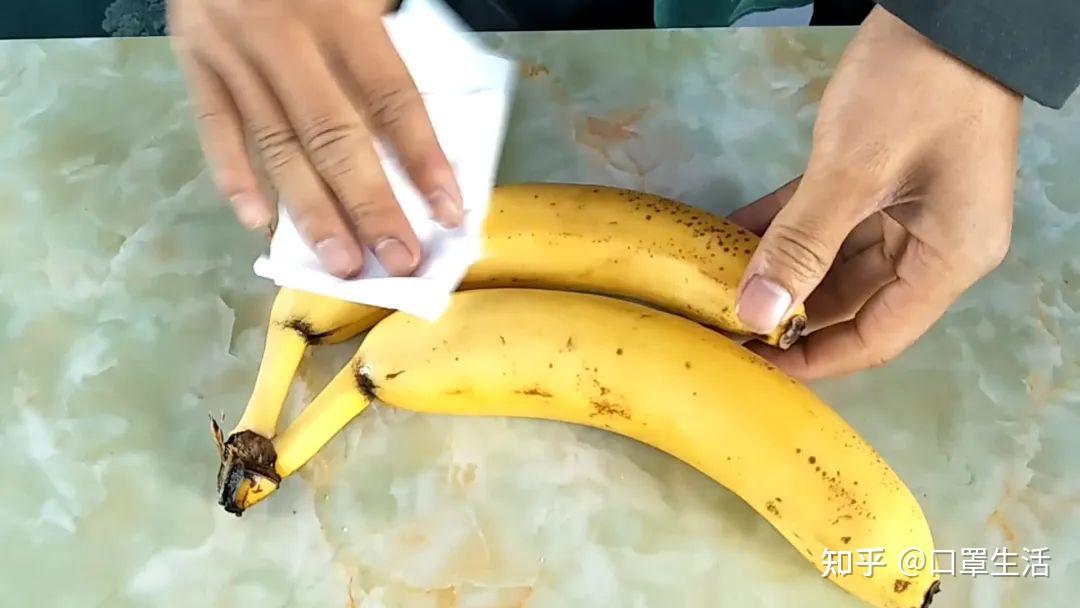 上面都会喷有催熟剂,用清水清洗几次,可以减轻催熟剂对香蕉的腐蚀,在