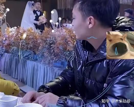 回顾男子参加前女友婚礼远远观望沉默不语双手掩面让人心疼