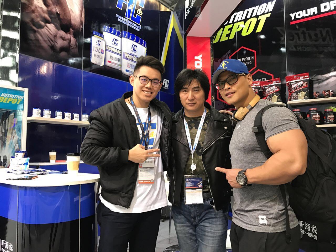 中国国家健美队队员庄广友老师,和全国健美冠军江在美老师,前来展台