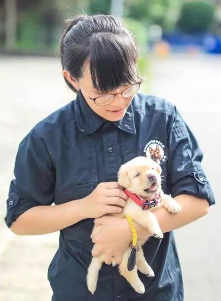 把它和警服放在一起都没有警服大穿上后喂~~醒醒~现在是拍照时间汪:困