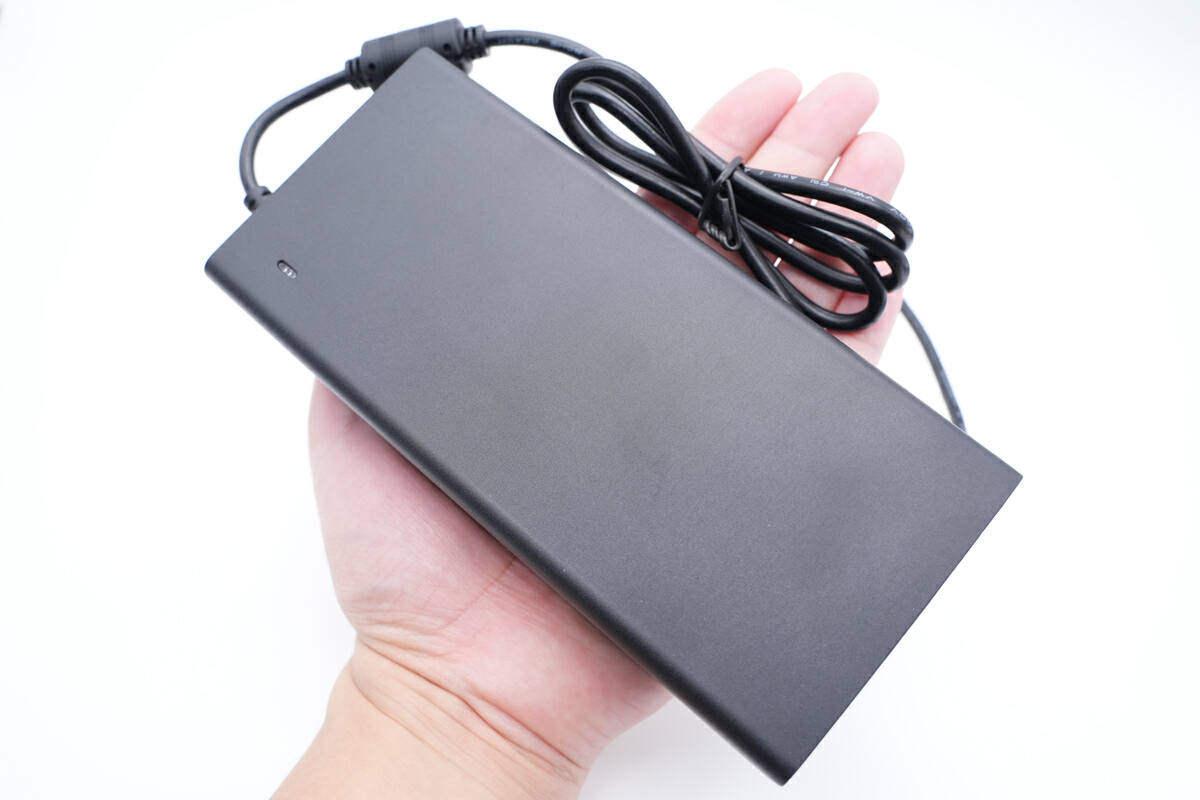 福佳240w氮化镓电源适配器外观