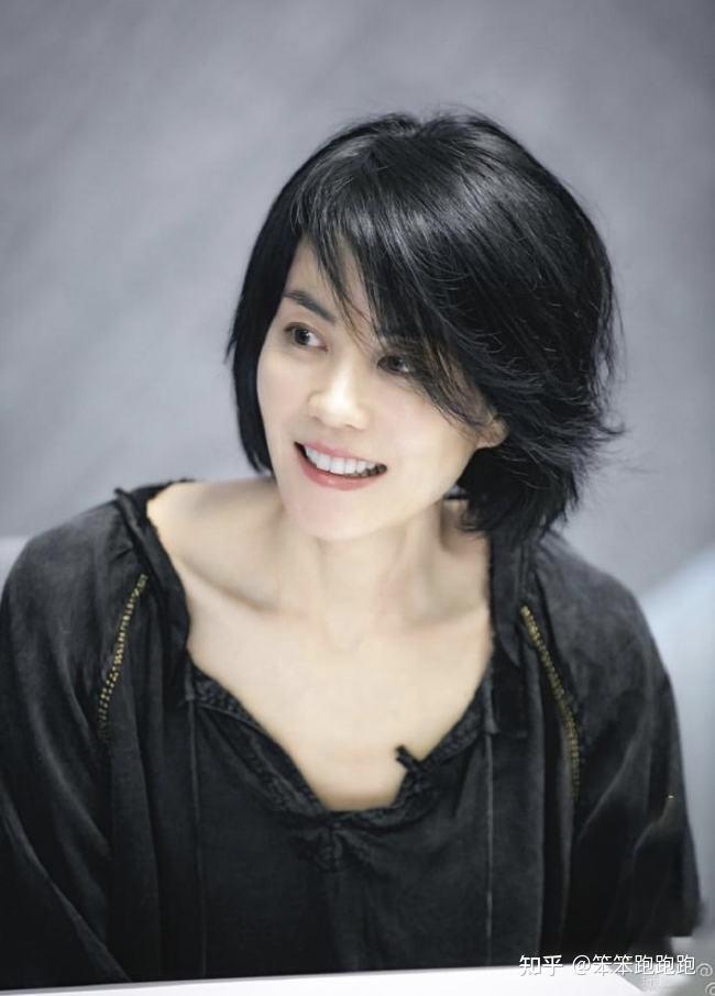 和王菲晚会同台后谢霆锋正面回应感情现状直言我不会结婚