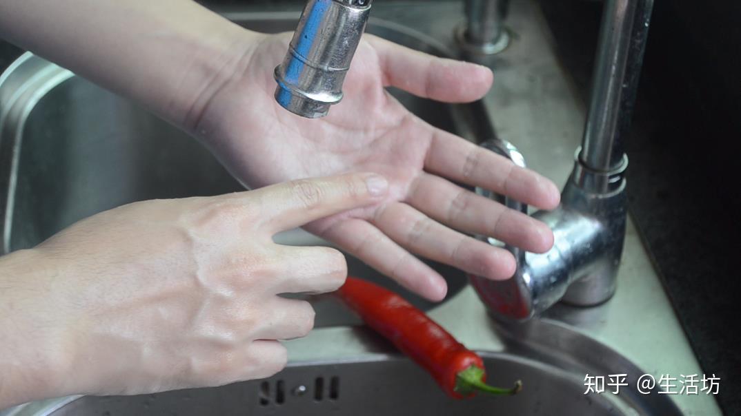 切辣椒辣手用水冲还是油好多人弄错了教你一招再也不怕辣手