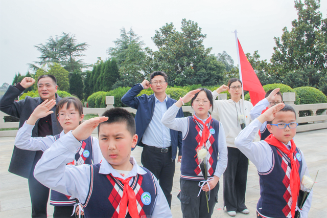 雙流區公興小學緬懷革命先烈傳承民族精神