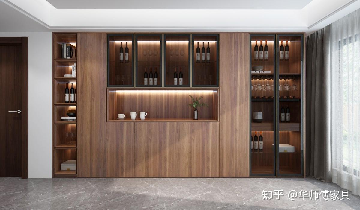 在转角处定制一面酒柜,配以金属边框玻璃门,精致又大气.