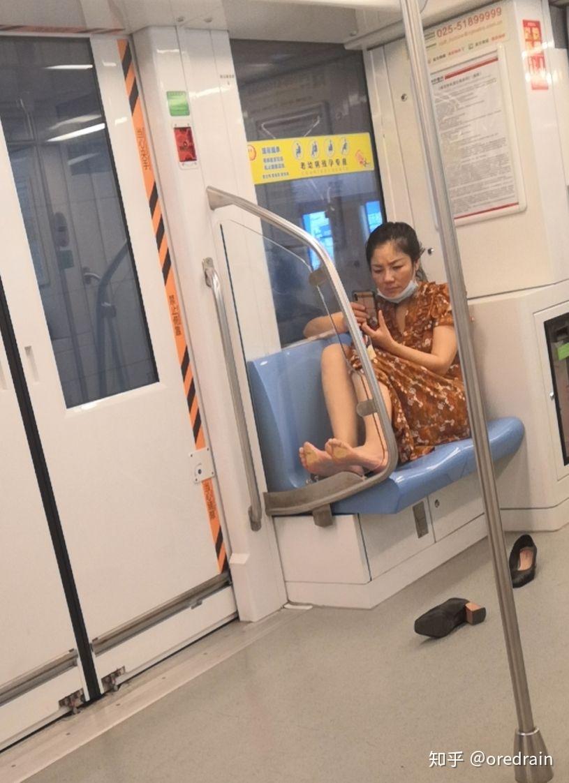 南京地铁一号线一女的大臭脚丫子味道太重 