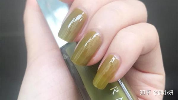 手黑的话涂什么指甲油会比较好看 知乎 颜小妍 19 05 07 要显白 颜色搭配实际上就是视觉欺骗 1 对于偏黄偏黑的肤色来说 是不适合太纯饱和度太高的颜色的 2 除了颜色 质地也是选甲油的关键 果冻感的甲油虽然要涂很多遍 但看起来清透水润 更