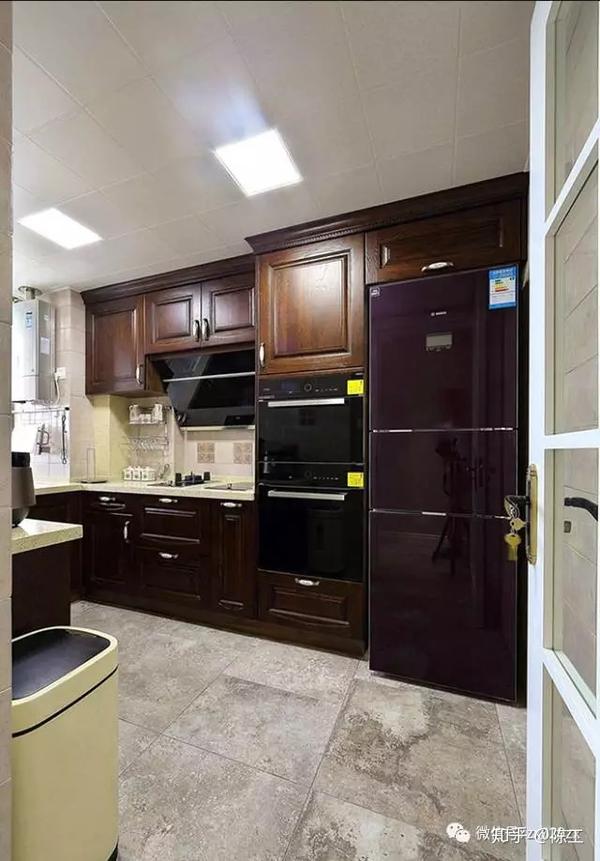 厨房高柜旁镶嵌冰箱