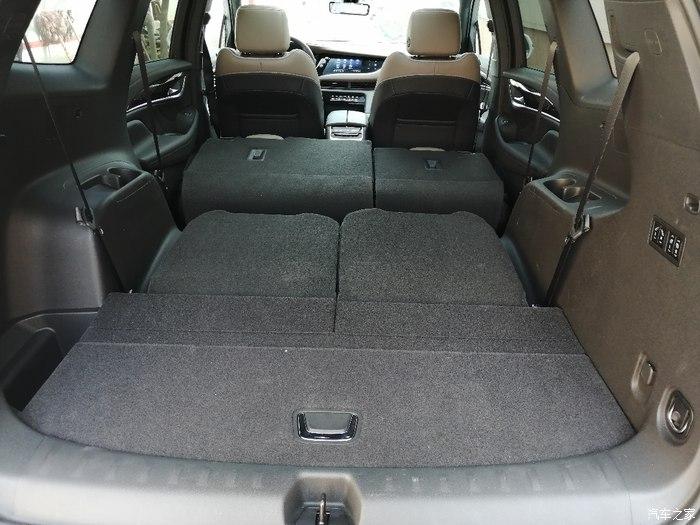 二三排的座椅可以完全放倒,就跟一张床一样,想想都开心!