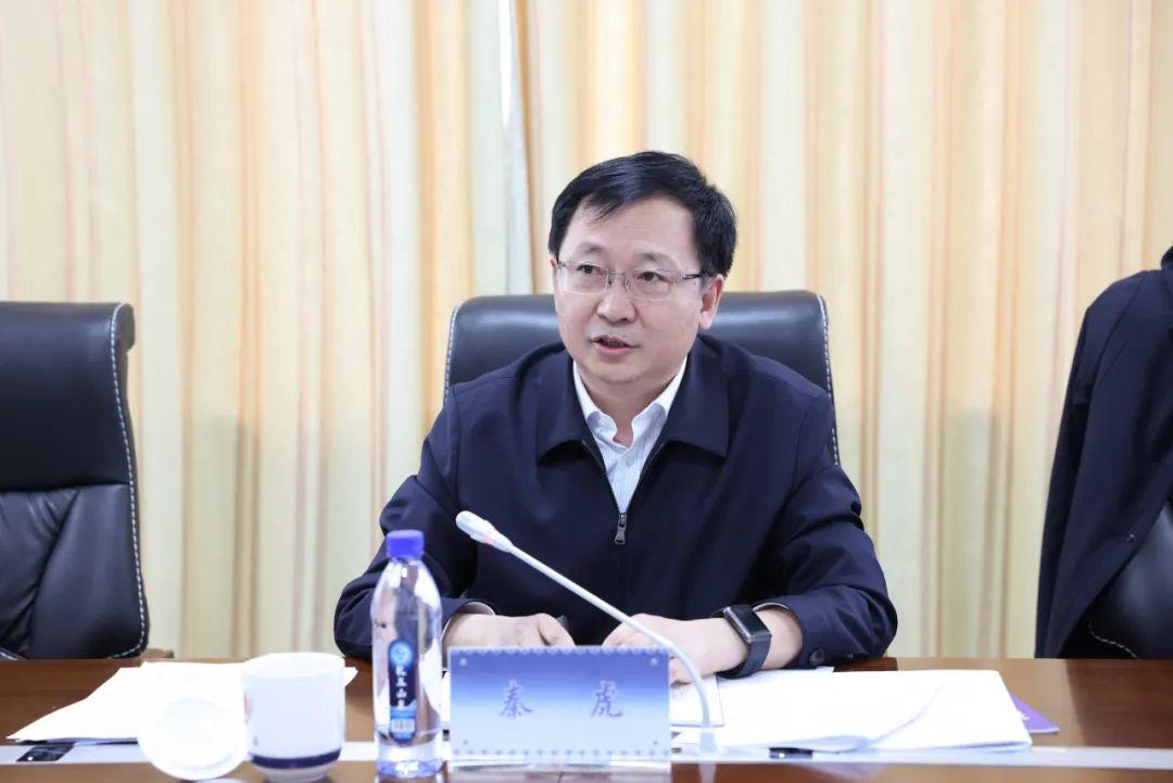 秦虎检察长边听边记,边听边问,重点就预防未成年人犯罪和预防侵害未