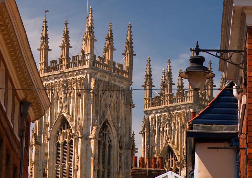 约克大学位于英国的约克市,这是一个兼具文化遗产与创新产业的城市,常