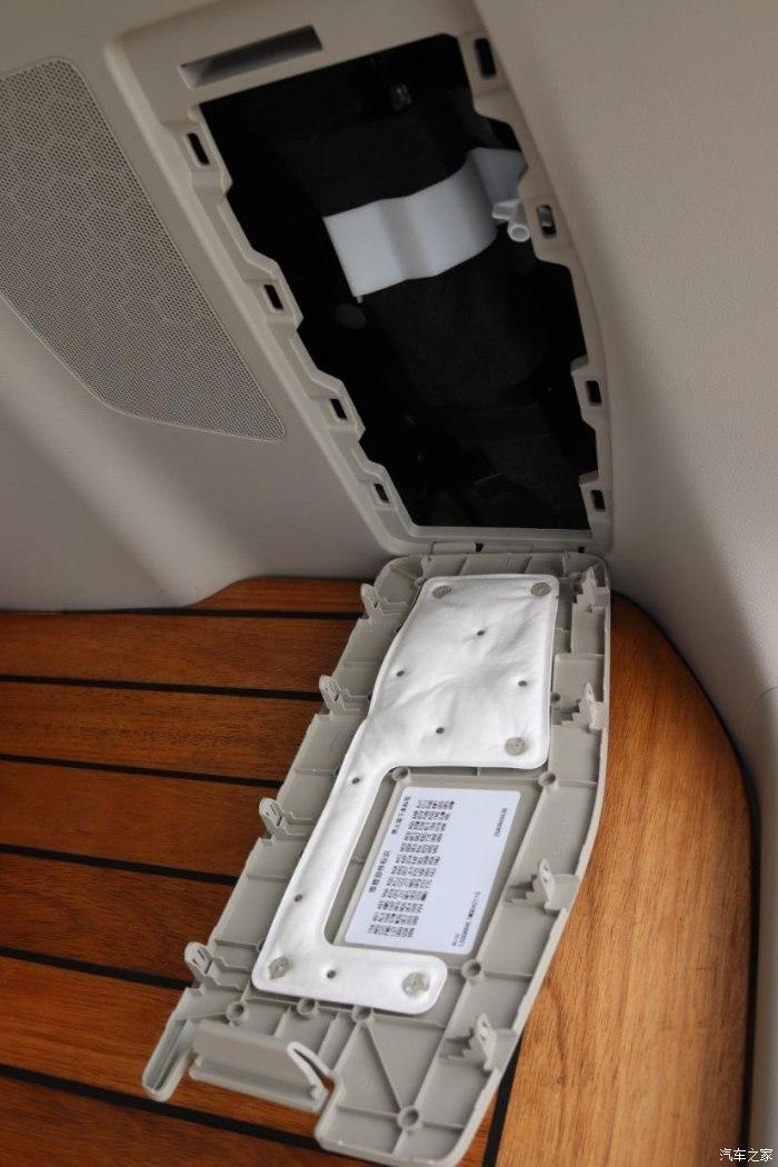 小储物格有一点点吸音棉,里面放着常用的换胎工具.