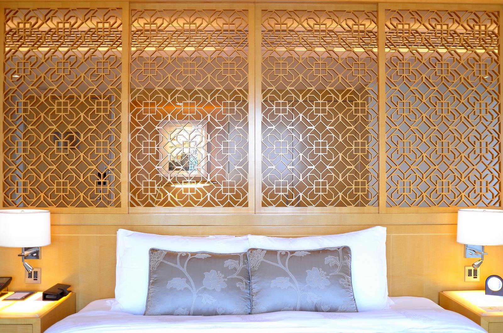 屏风设计,设计方应该是忘了有句成语叫"东施效颦")床头控制面板方便