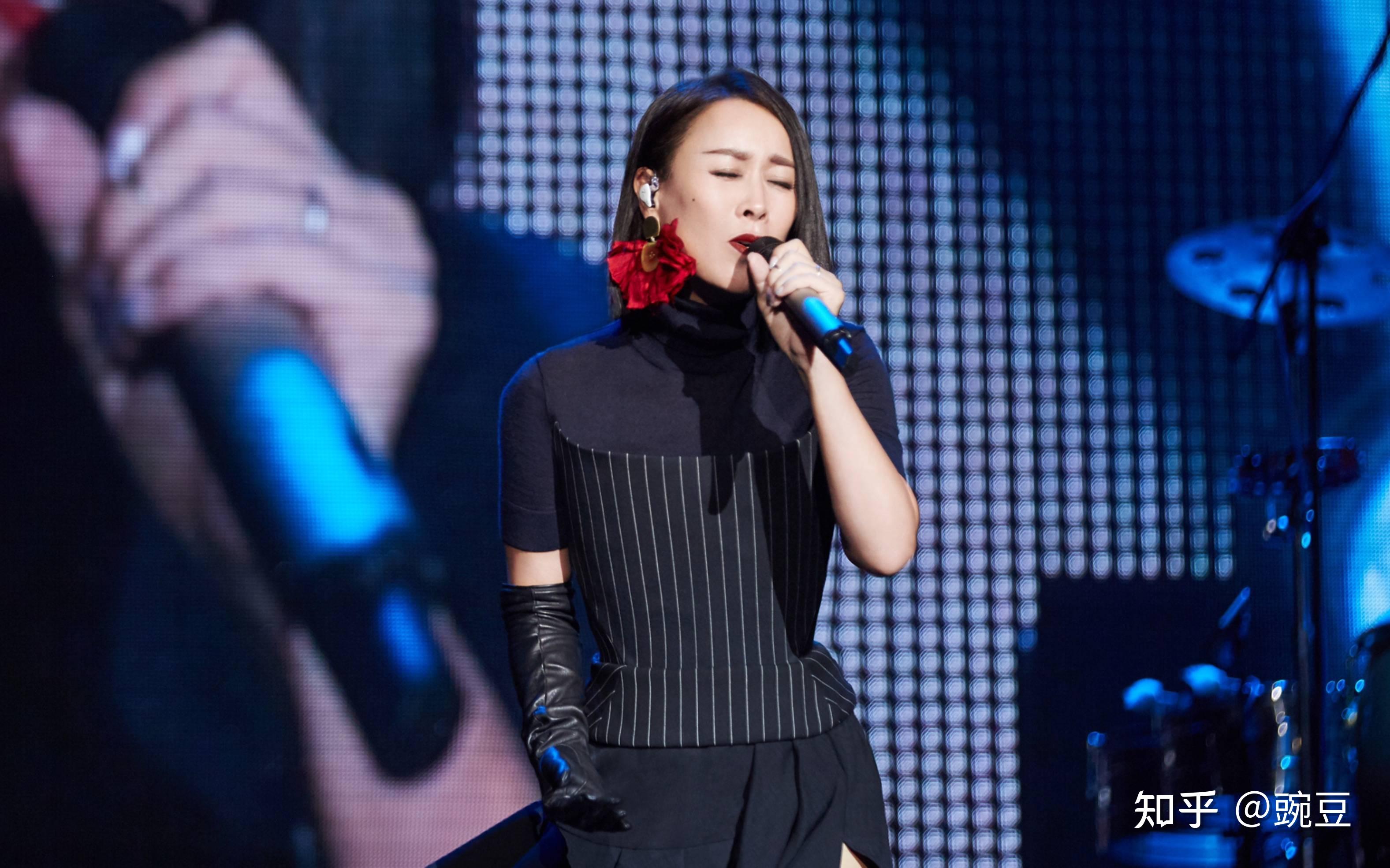 55岁那英带女儿游日本,在女儿面前略显卑微,女儿身材五官像爸爸