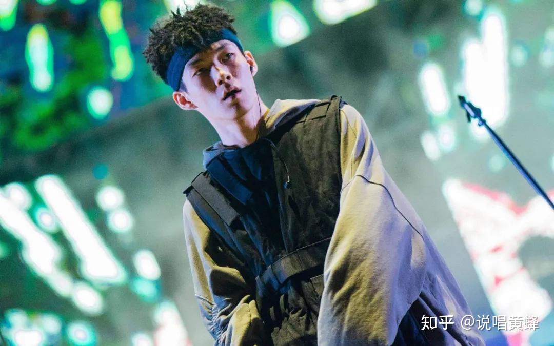 集结王嘉尔 马思唯 万妮达离谱,创造营男团手势与cblock手势相似?