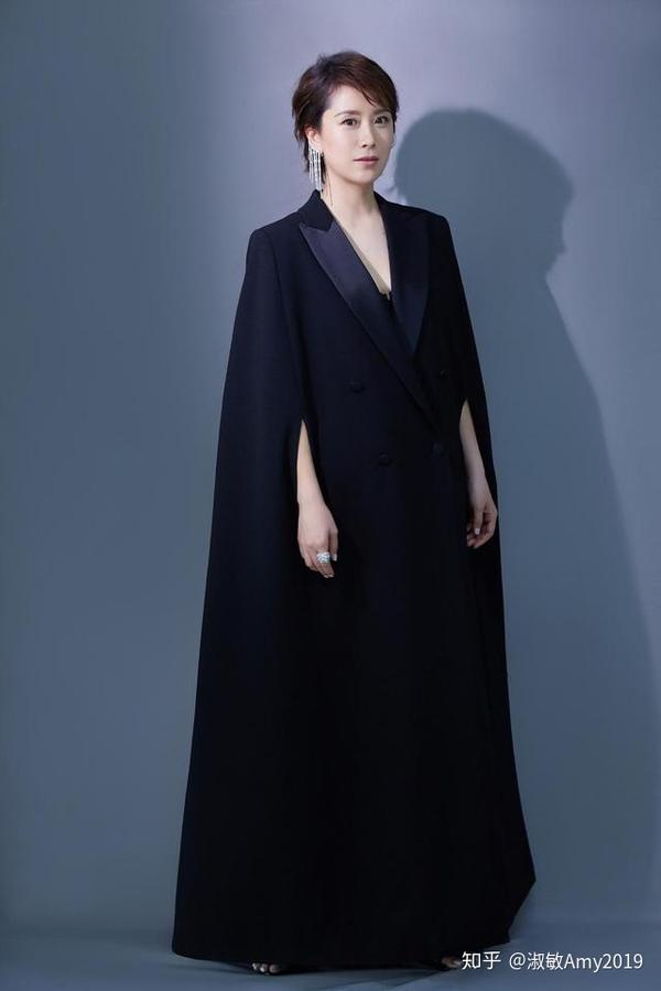 海清身穿斗篷式西装深v结合开高衩配上干练短发霸气全开