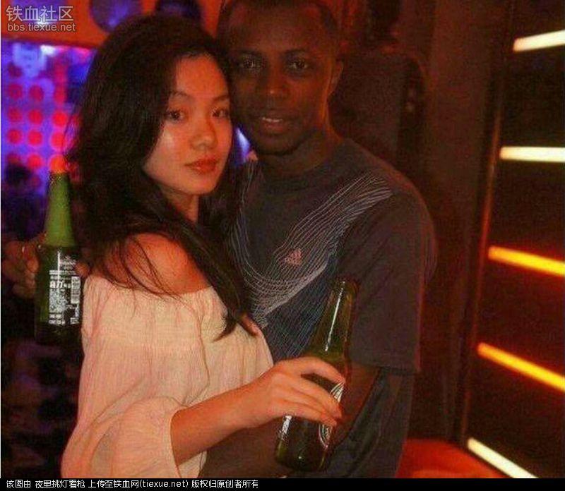 胡斯·哥路沙2002年成为职业拳手,在南非的拳击赛事拿到过中量级冠军.