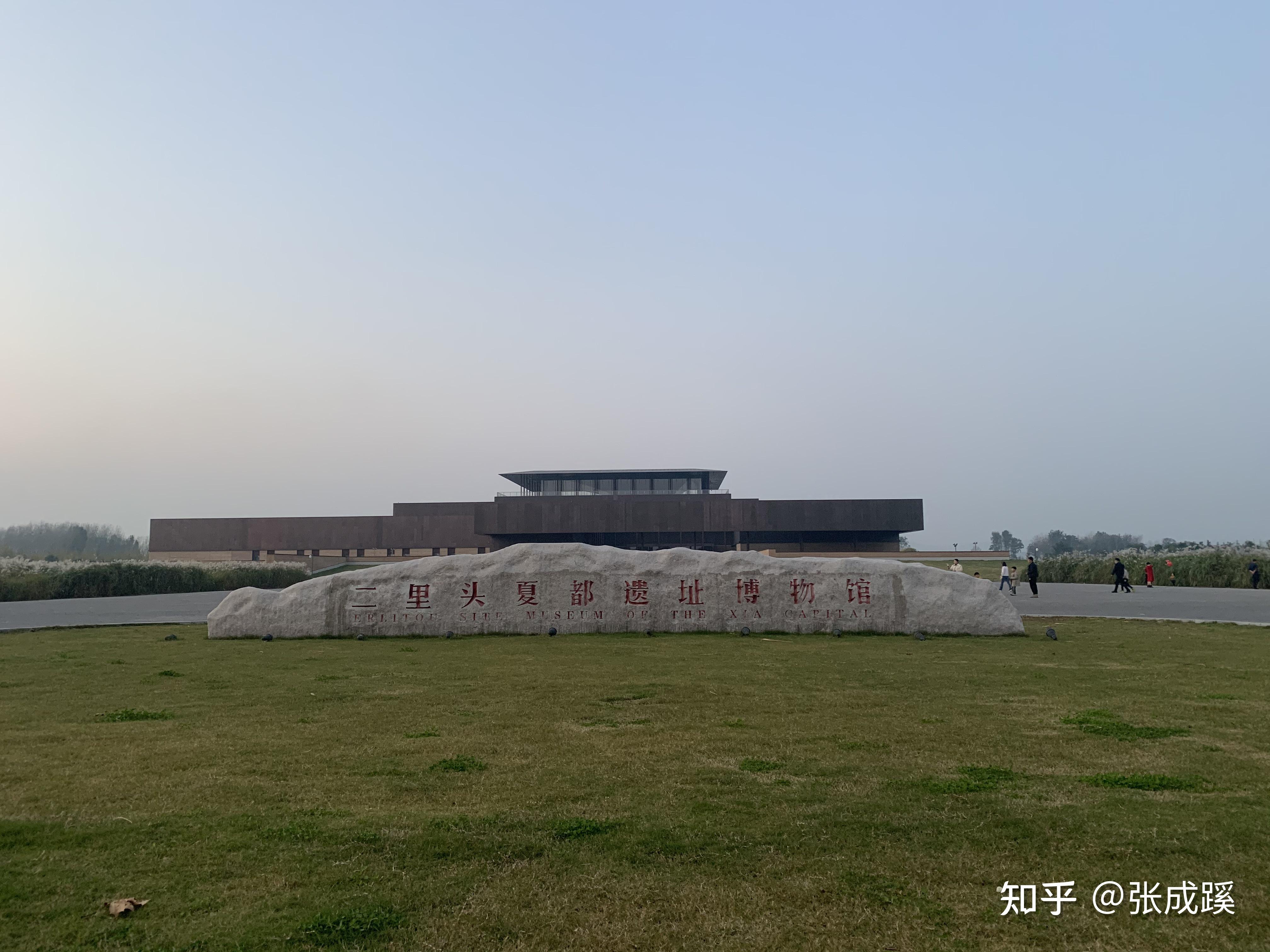 二里头夏都遗址博物馆位于河南省洛阳市偃师区斟鄩大道1号,是偃师