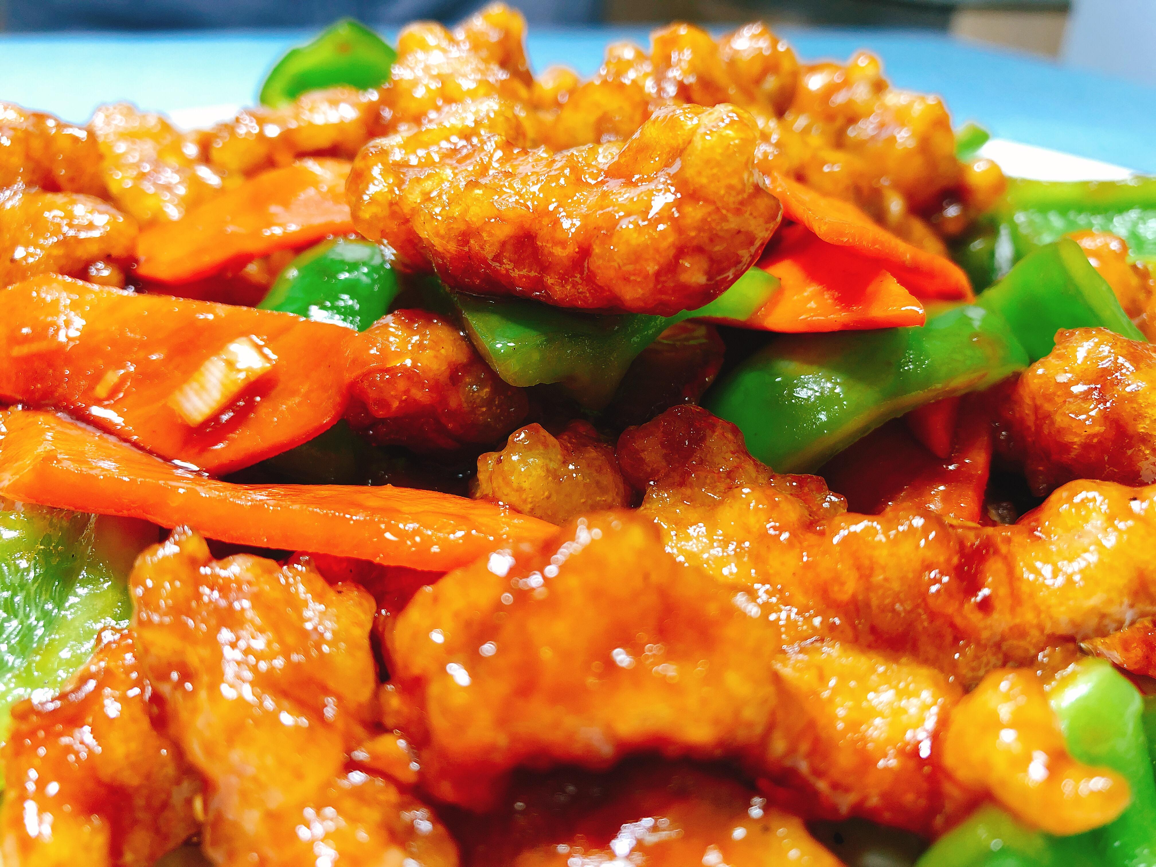 溜又(肉)段,烧茄子,锅包又(肉),冬天还得来个酸菜锅子(不点不是