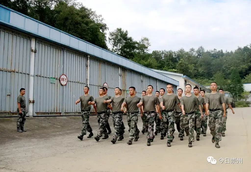 所有精神小伙全部听令崇州籍准新兵役前训练整起来