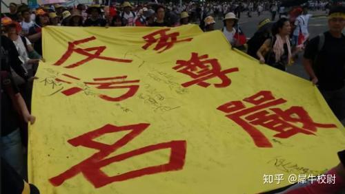 民进党雇了一批水军在网上带节奏,利用普通民众对上层阶级的心里不