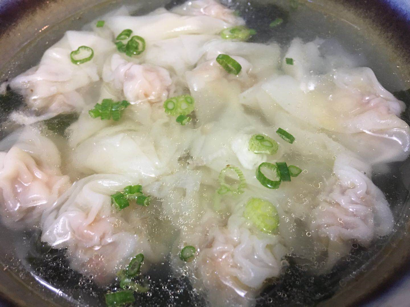 成汤倒大半碗开水进去抓一小撮虾皮和裙带菜放碗里,调入少许盐,白糖