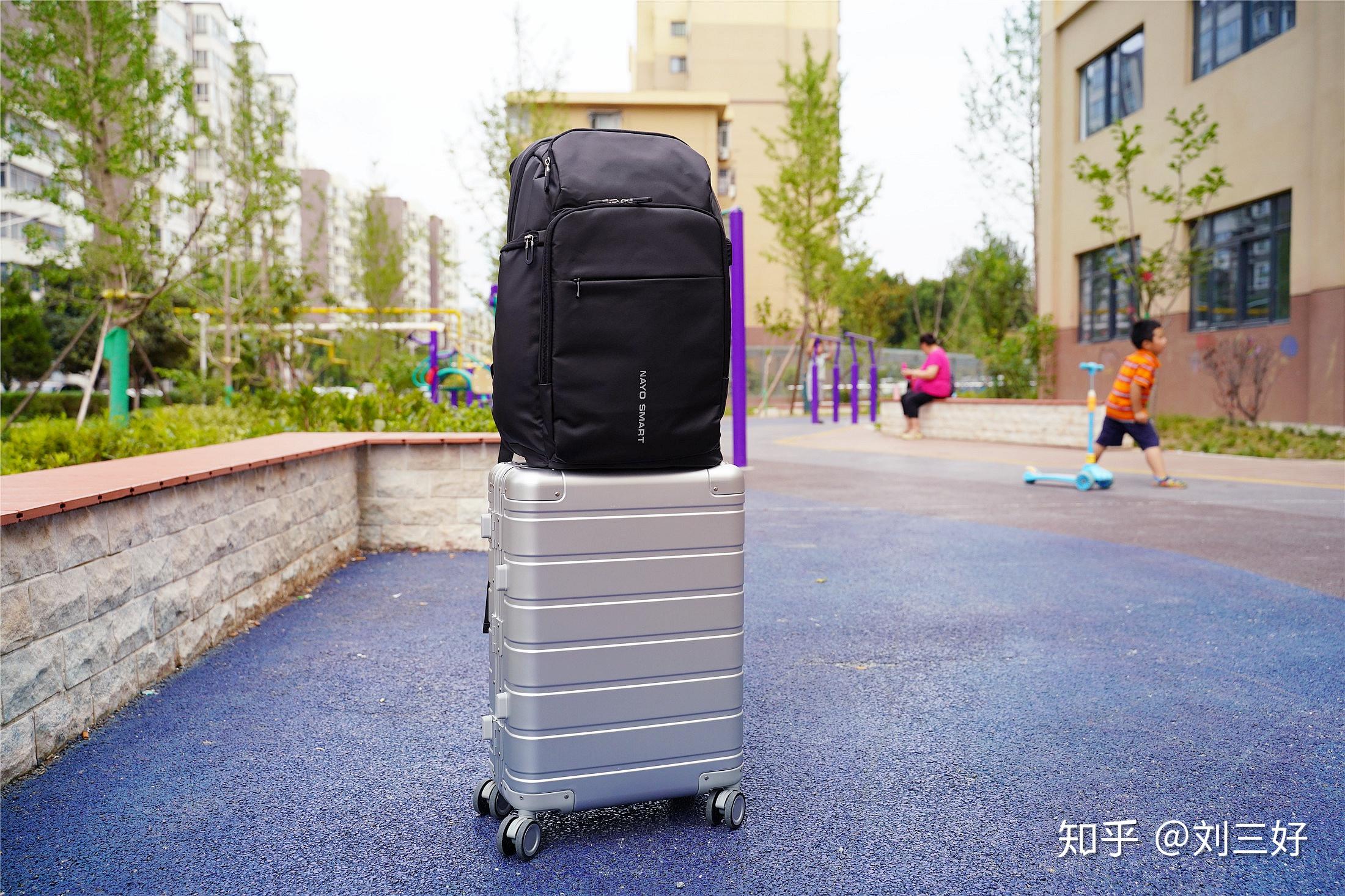在机场的行李提取处，行李箱放在传送带上。照片摄影图片_ID:304723924-Veer图库