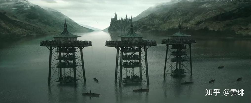 我想是克鲁姆和芙蓉,因为霍格沃茨的学生并没有在黑湖游泳的习惯