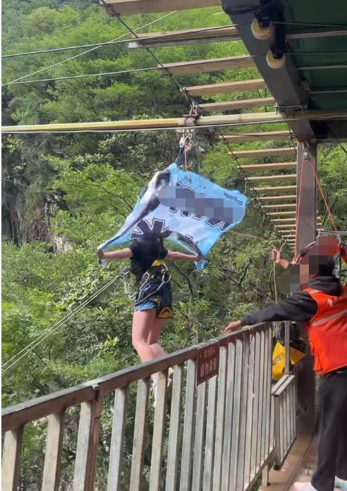 四川一景区游客体验瀑布秋千项目时坠落，送医途中死亡，出发前反复喊绳子没绑紧，具体情况如何？谁该担责？